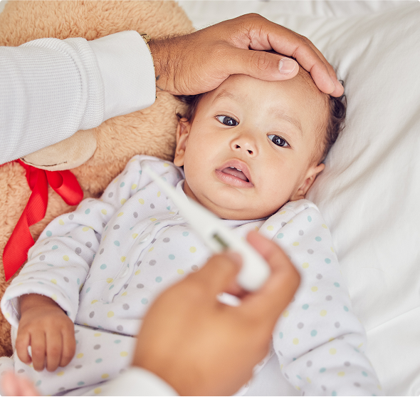 Ouder neemt de lichaamstemperatuur op van kind met symptomen van meningitis door meningokken Ouder neemt de lichaamstemperatuur op van kind met symptomen van meningitis door meningokken